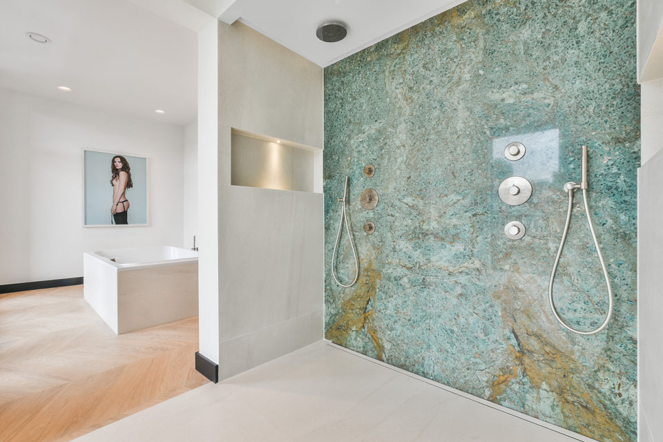 marmeren douch wand