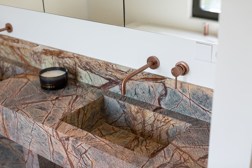 marmeren wastafel met kraan